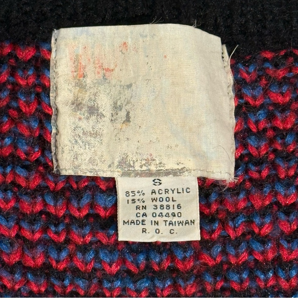 Vintage Cozy Plaid Sweater Vest Red Black Blue V-Neck Sweater Small - Picture 4 of 8